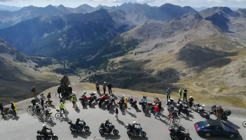 Un gruppo di motociclisti si gode un panorama mozzafiato sulle montagne del Piemonte.