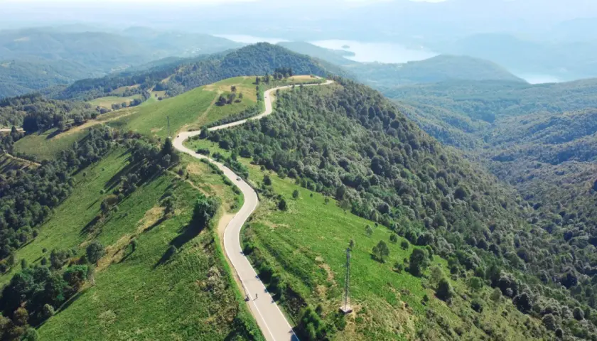 Strada tortuosa sul Mottarone, ideale per un giro in moto tra boschi e panorami mozzafiato.