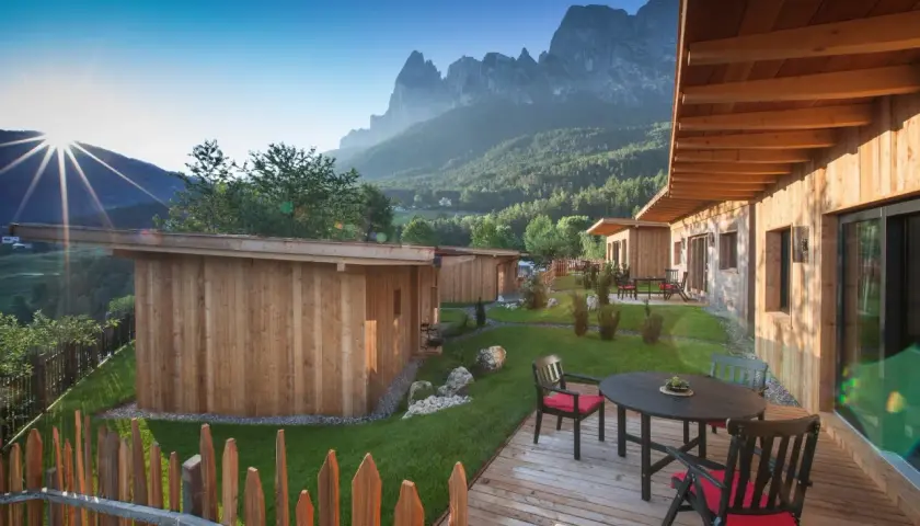Accogliente agriturismo per motociclisti con bungalow in legno e vista sulle montagne. Ideale per rilassarsi dopo un giro in moto.