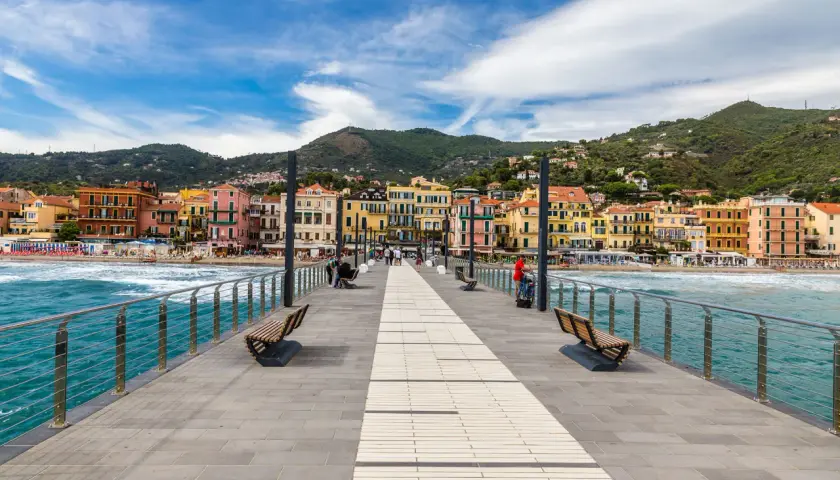 Passeggiata sul molo con vista sulla colorata costa ligure, perfetta per i tuoi tre giorni in Liguria.