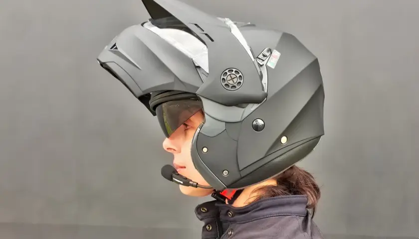 Casco da moto modulare nero, con microfono integrato, ideale per ogni tipo di viaggio. Il materiale è resistente e leggero.