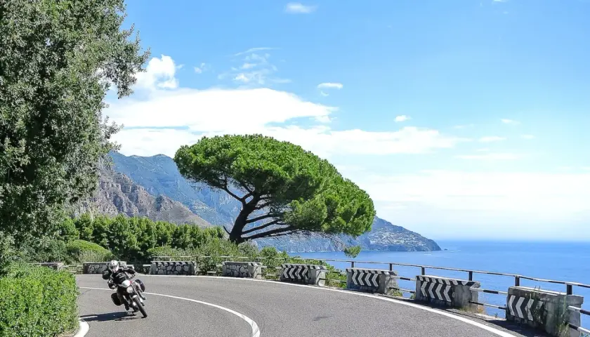 Motociclista su strada panoramica con vista sul mare, vicino a Monterosso al Mare.