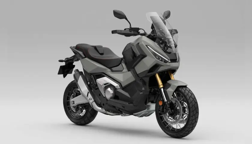 Moto grigia con parabrezza alto, ideale per affrontare nuovi passi da fare in moto.