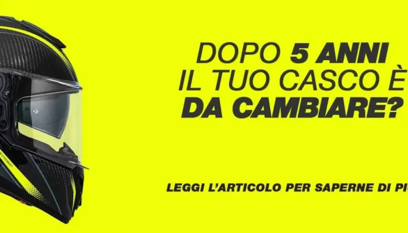 Casco da moto in carbonio con dettagli gialli. Testo: "Dopo 5 anni il tuo casco è da cambiare?". Scopri dove si buttano i caschi da moto.
