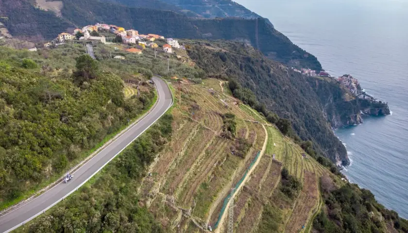 Un viaggio in moto tra i terrazzamenti e i borghi delle 5 Terre, con il mare blu a fare da cornice.