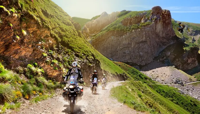 Avventura su sterrato: giri in moto tra le montagne del Piemonte e la Liguria, con panorami mozzafiato.