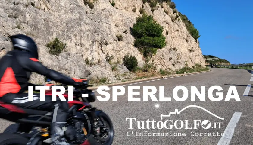 Motociclista in corsa su una strada panoramica tra Itri e Sperlonga, con rocce scoscese e cielo azzurro.