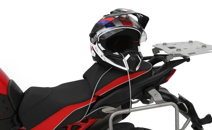 Come fissare il casco alla moto - Guida sicura e pratica