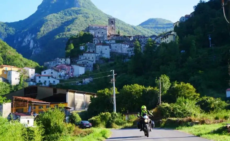 Lunigiana in Moto - Il Tuo Itinerario Ideale tra Storia e Curve