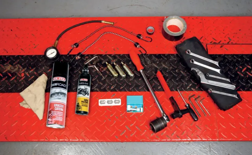 Kit attrezzi moto da viaggio - Cosa portare davvero?