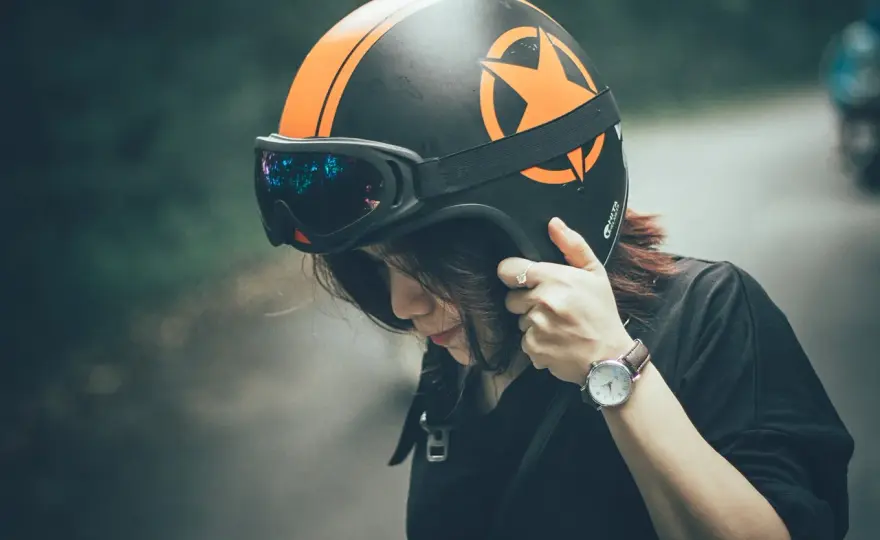 Casco moto - Dove metterlo? Guida pratica per ogni sosta