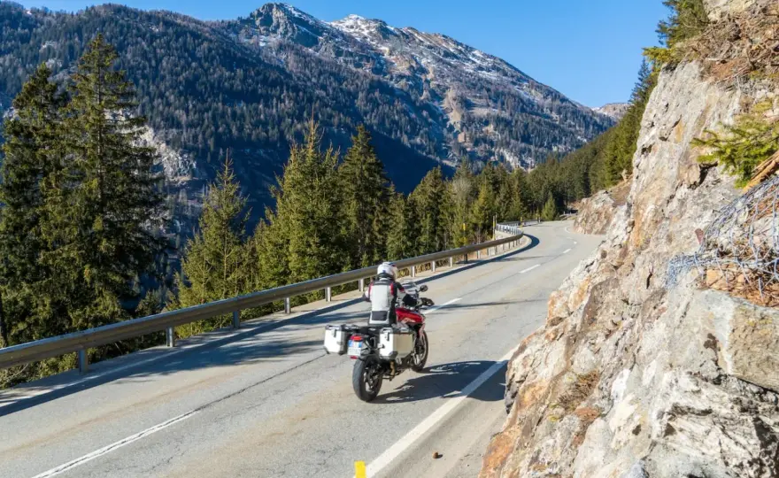 Valtellina in moto - Guida completa a passi e itinerari