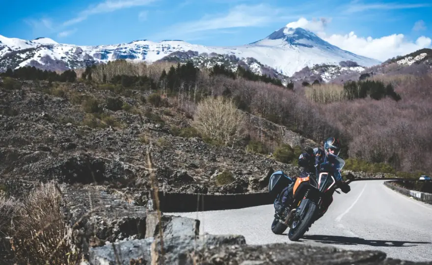 Mareneve in moto - La guida definitiva per l'Etna