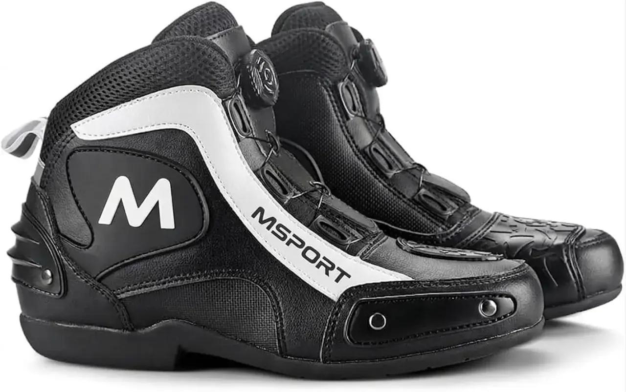 Stivali da motociclista neri con suola robusta, logo "M" e chiusura rapida. Pronti per ogni avventura su due ruote.