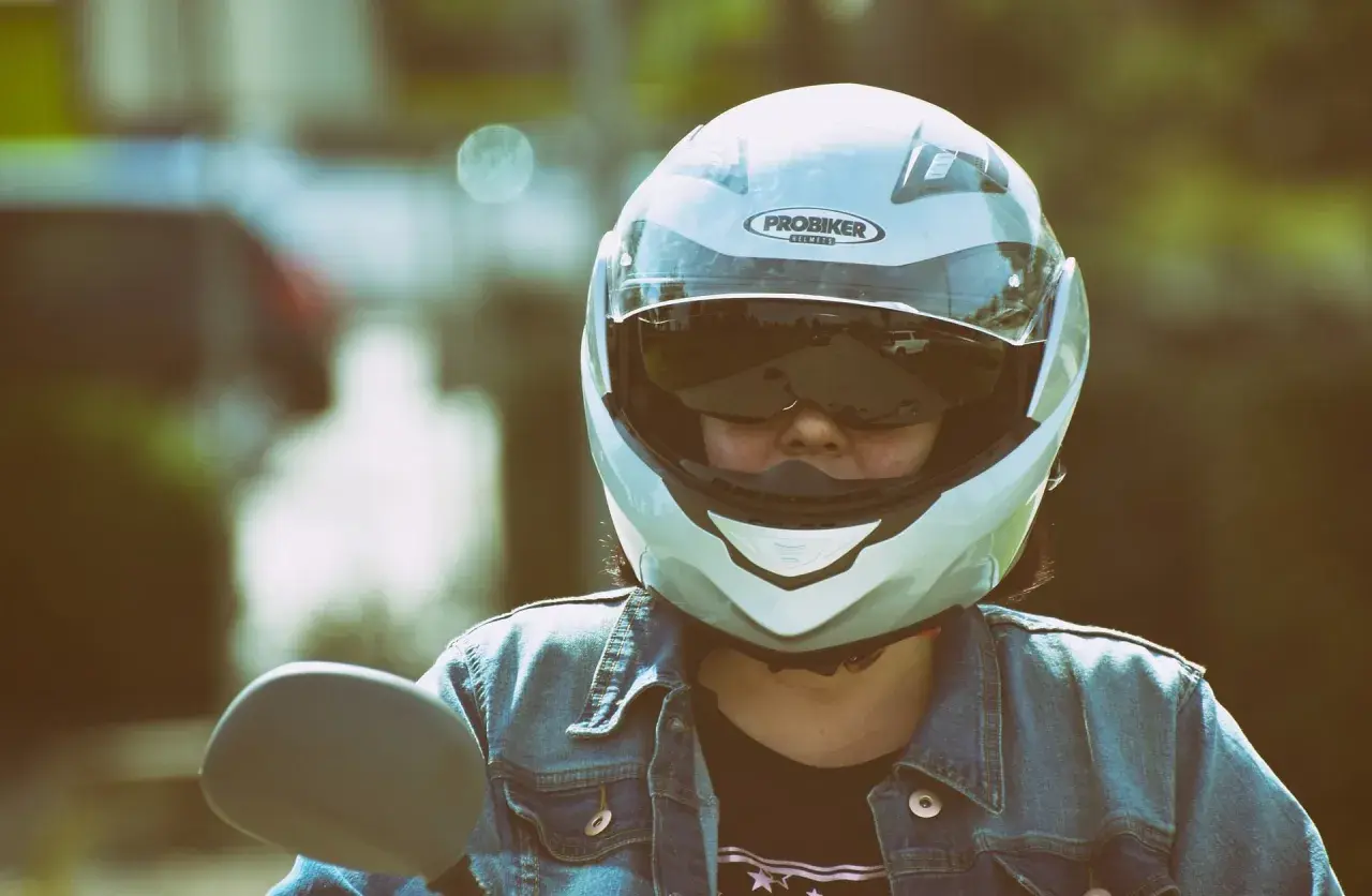 Motociclista con casco integrale, che mostra la differenza tra casco jet e demi jet.