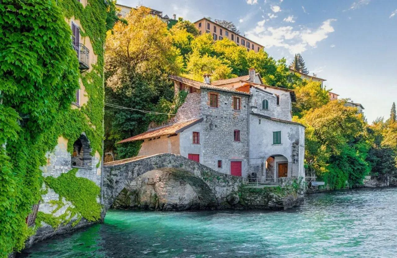 Un pittoresco borgo sul lago, con case in pietra e edera rampicante, ideale tra i borghi da visitare in 2 giorni per un weekend da sogno.