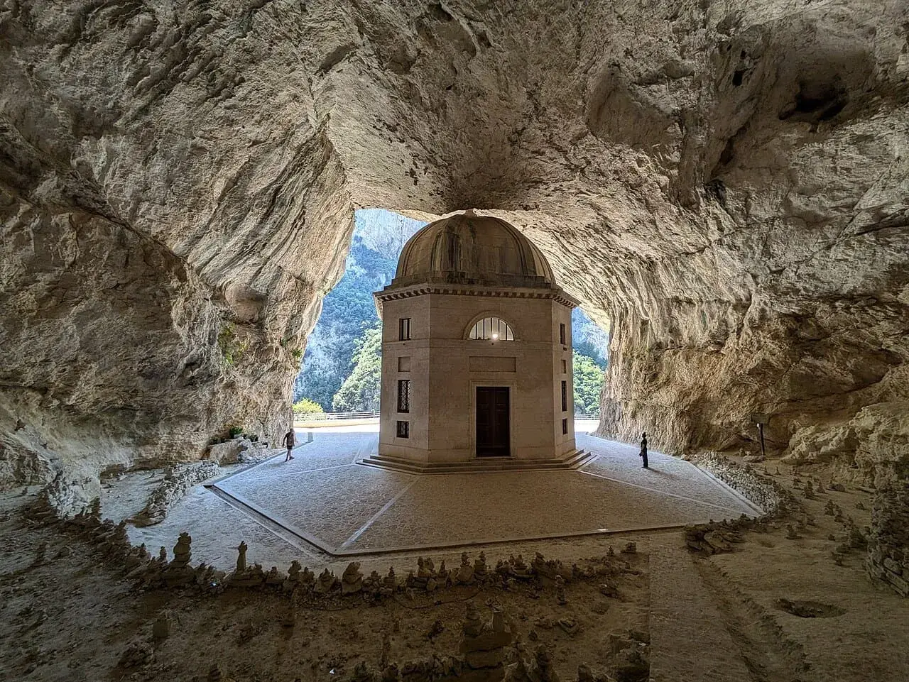 Il tempio del Valadier, un gioiello architettonico incastonato in una grotta naturale, con la sua cupola che si staglia contro il verde della valle.