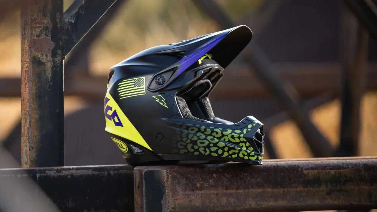Casco da moto per bambini, nero con dettagli leopardati verdi e bandiera americana gialla. Disponibile in varie taglie.