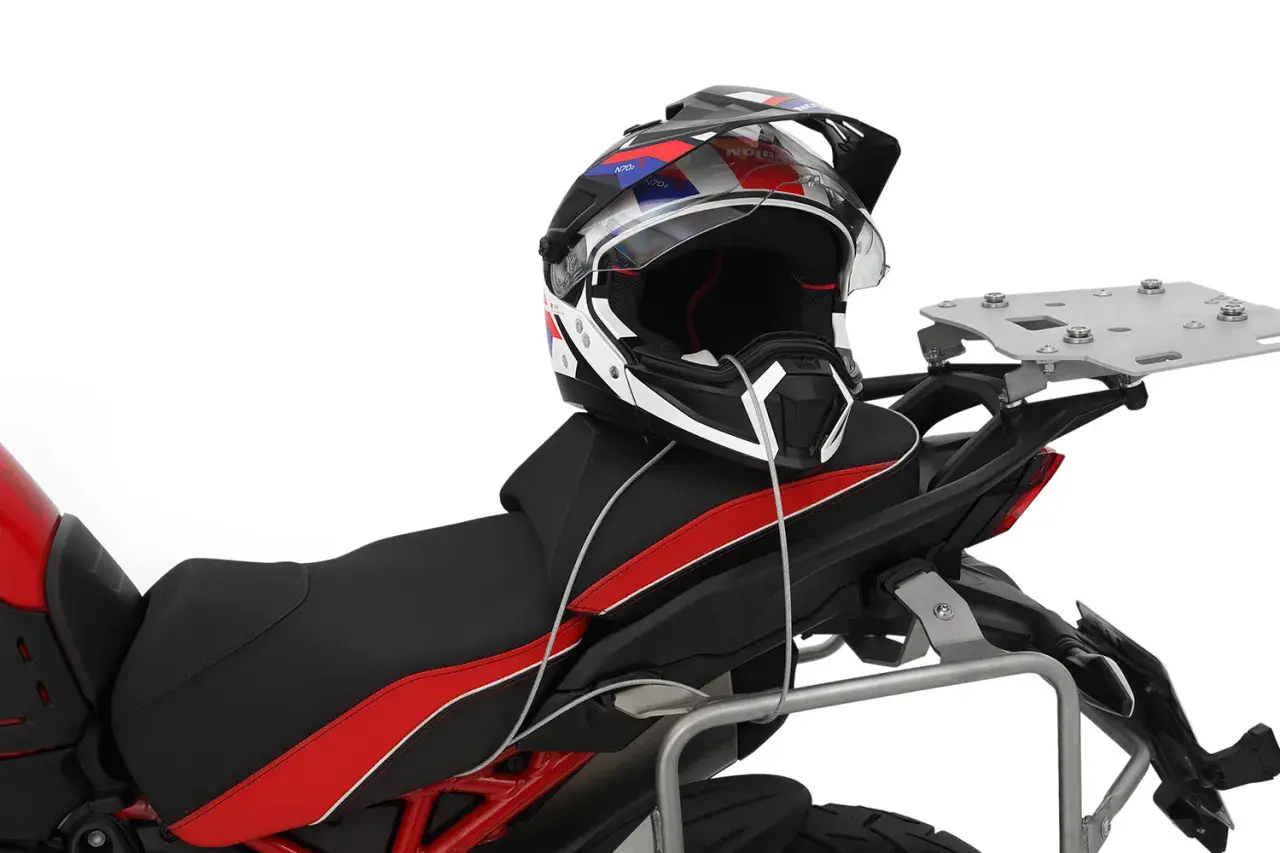 Casco da moto fissato al portapacchi posteriore con cavo. Un modo pratico per sapere come legare il casco alla moto.