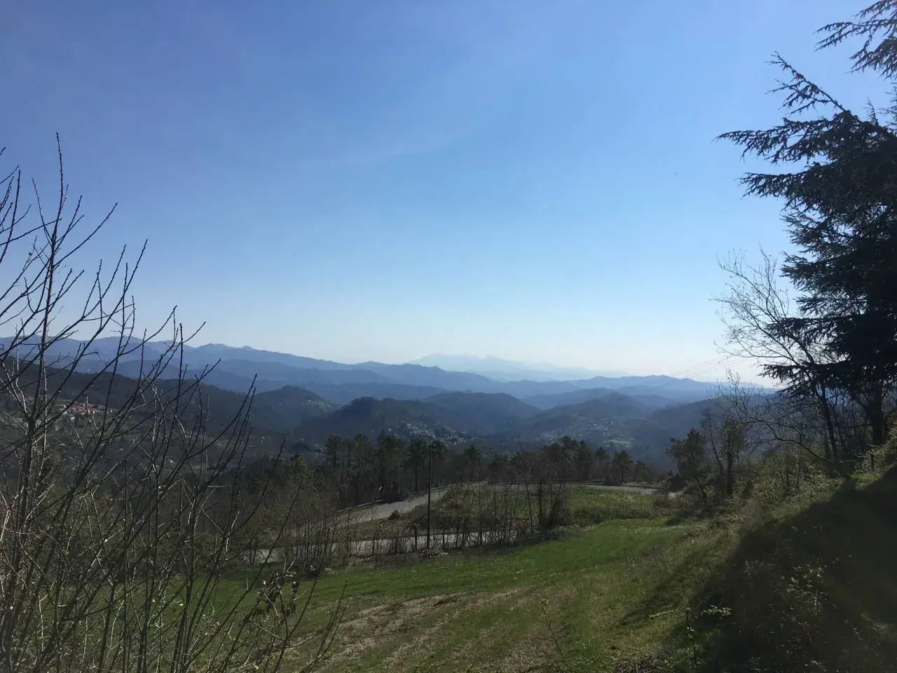 Vista panoramica dal passo della mola, con colline ondulate e un cielo azzurro limpido.