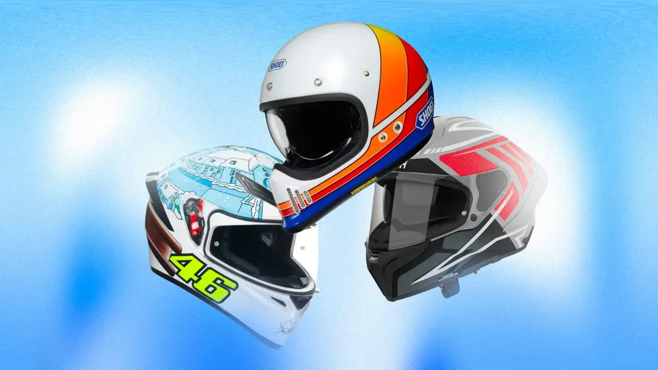 Tre caschi moto in primo piano, uno bianco con grafica retrò, uno bianco con disegno invernale e il numero 46, e uno grigio con dettagli rossi. Un test caschi moto completo.