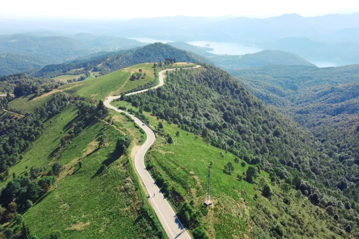 Strada tortuosa sul Mottarone, ideale per un giro in moto tra boschi e panorami mozzafiato.
