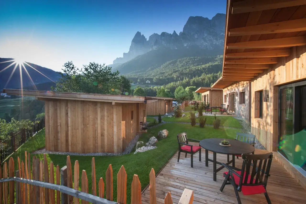 Accogliente agriturismo per motociclisti con bungalow in legno e vista sulle montagne. Ideale per rilassarsi dopo un giro in moto.