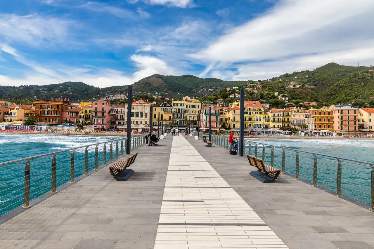 Passeggiata sul molo con vista sulla colorata costa ligure, perfetta per i tuoi tre giorni in Liguria.