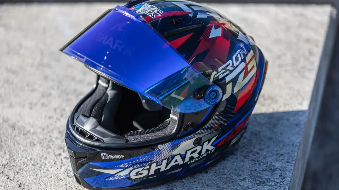 Casco Shark con visiera blu specchiata, ideale per chi cerca soluzioni su come non far appannare la visiera del casco.