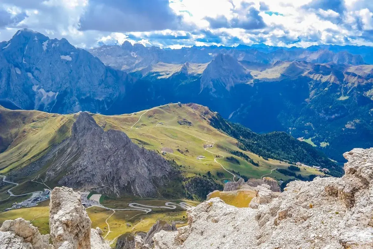 Panorami mozzafiato per itinerari moto 2 giorni. Strade tortuose tra le vette delle Dolomiti, con pascoli verdi e cime imponenti.