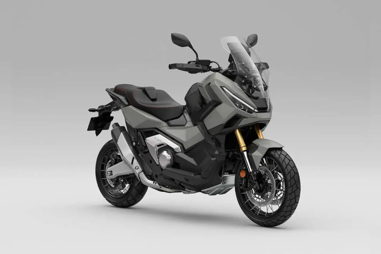 Moto grigia con parabrezza alto, ideale per affrontare nuovi passi da fare in moto.
