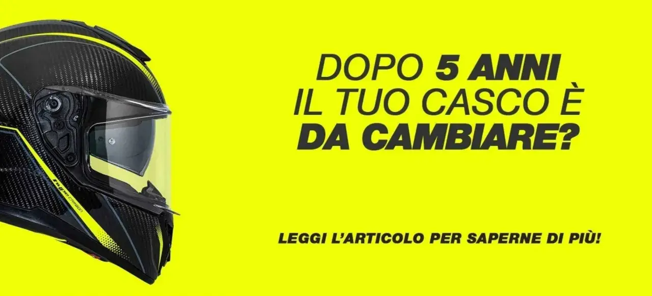 Casco da moto in carbonio con dettagli gialli. Testo: "Dopo 5 anni il tuo casco è da cambiare?". Scopri dove si buttano i caschi da moto.
