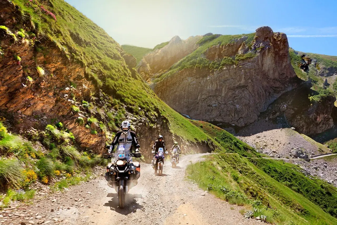 Avventura su sterrato: giri in moto tra le montagne del Piemonte e la Liguria, con panorami mozzafiato.
