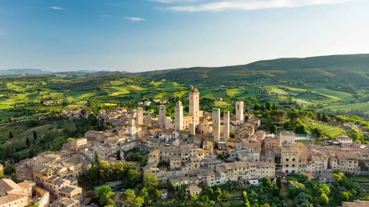 San Gimignano, un gioiello tra i borghi da visitare in 2 giorni, con le sue torri medievali che svettano su colline toscane rigogliose.