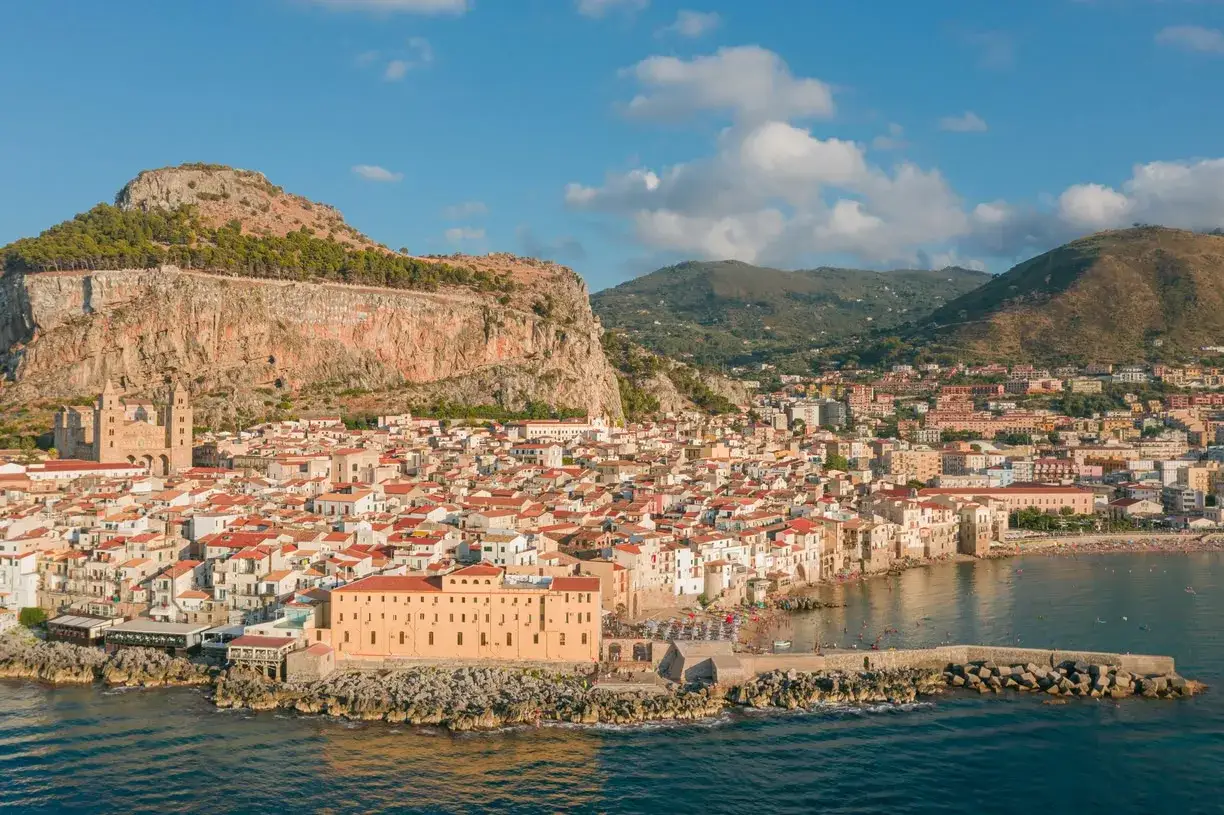 Cefal&ugrave;, uno dei posti pi&ugrave; belli della Sicilia, con il suo borgo antico, la Rocca e il mare azzurro.