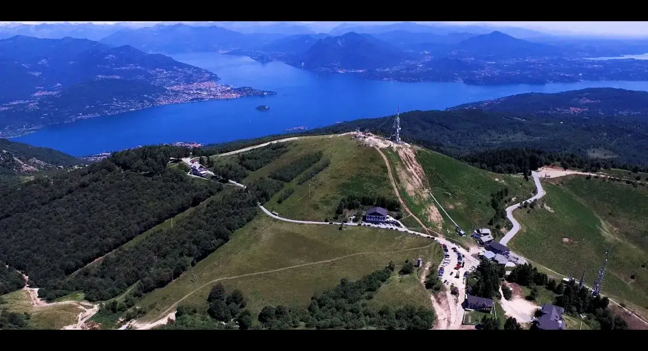 Panoramica del Mottarone in moto, con il lago Maggiore e le Alpi sullo sfondo.