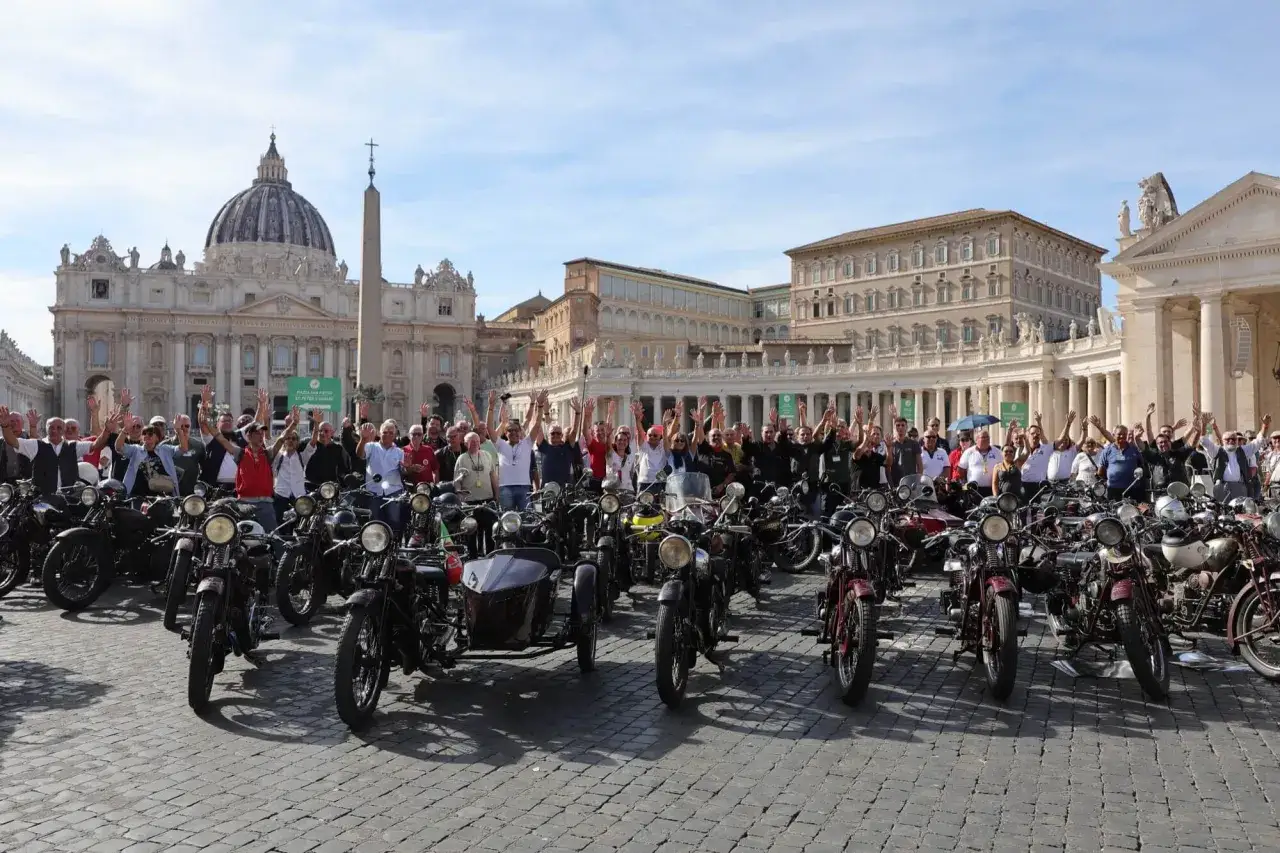 Un gruppo di appassionati, chi sono i bikers, posa con le loro moto d'epoca davanti a San Pietro.