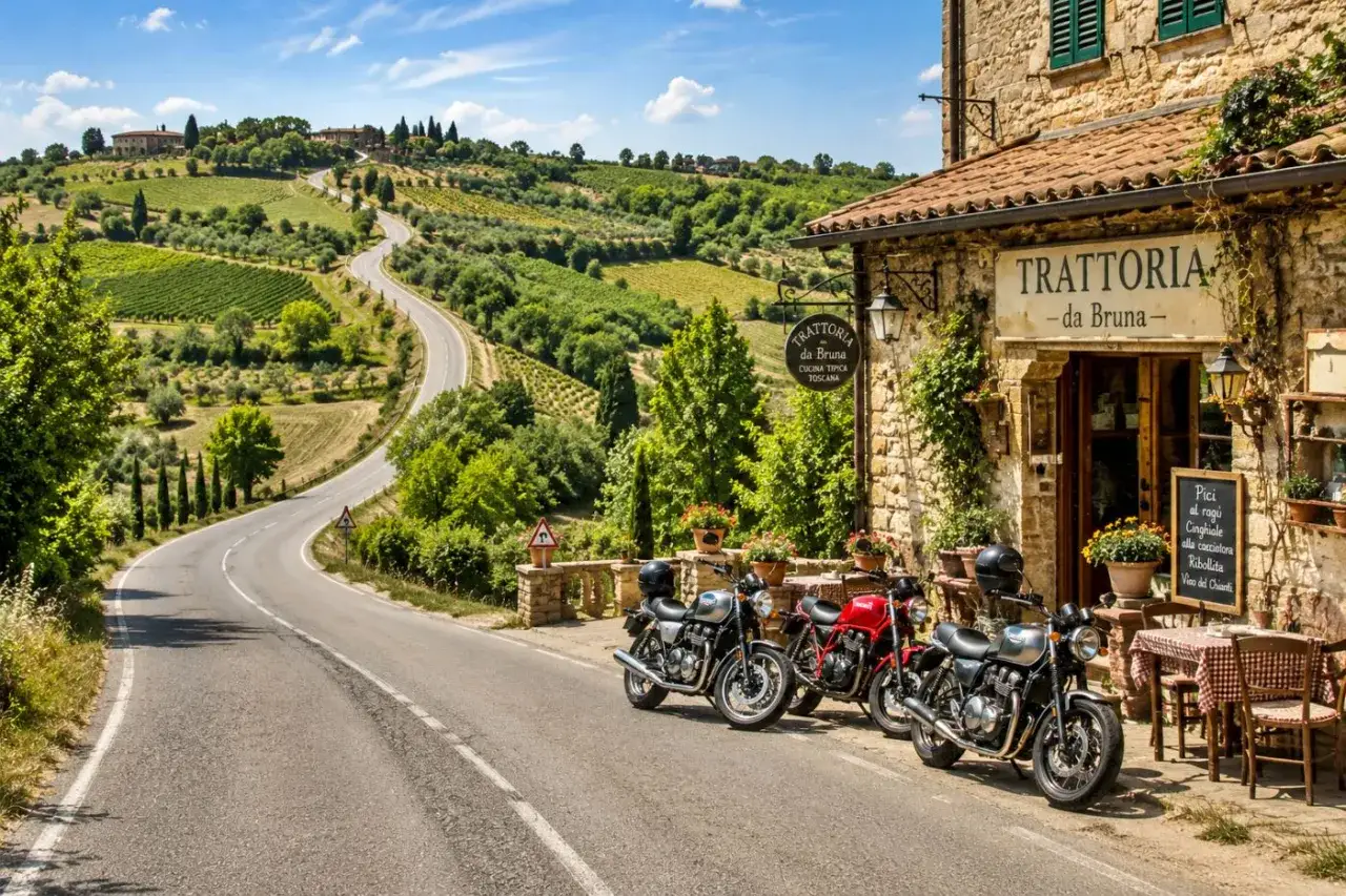 Motociclette parcheggiate davanti a una trattoria sulla Via Chiantigiana, con dolci colline toscane sullo sfondo.