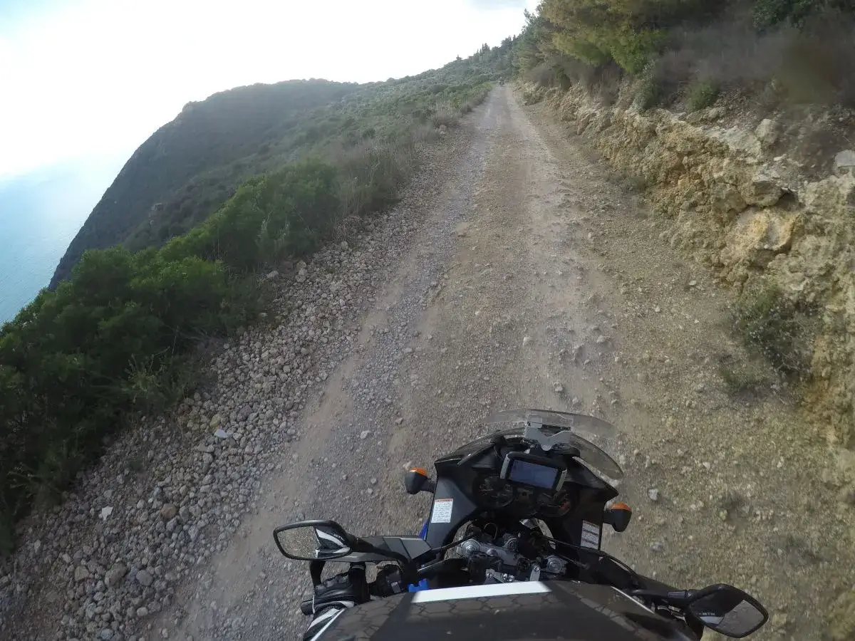 Avventura sull'Argentario in moto, su una strada sterrata panoramica con vista sul mare.