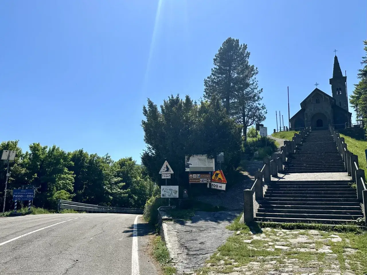 Salita verso la chiesa al Passo della Cisa, con cartelli che indicano la Via Francigena e la quota di 1041 metri.