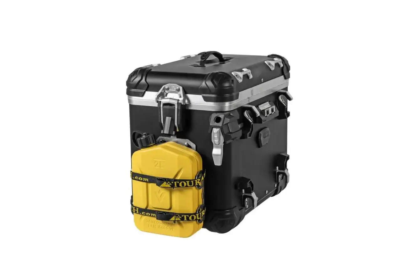 Valigia nera da moto con tanica gialla agganciata. Accessori moto indispensabili per ogni avventura.