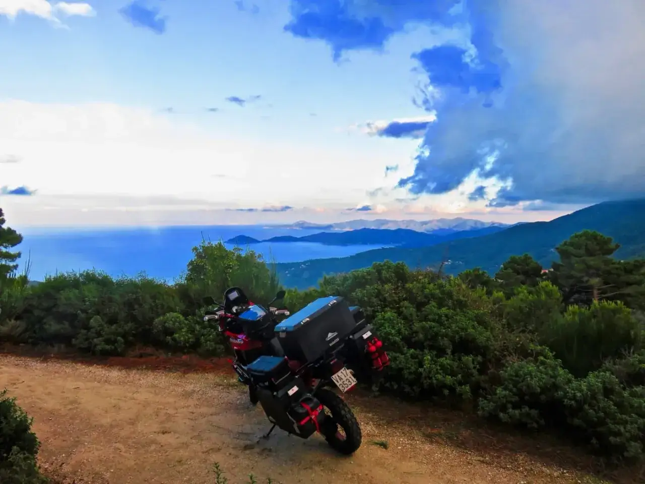 Moto pronta per l'avventura: un tour di 3 giorni all'Isola d'Elba, con vista mozzafiato sul mare e montagne verdi.