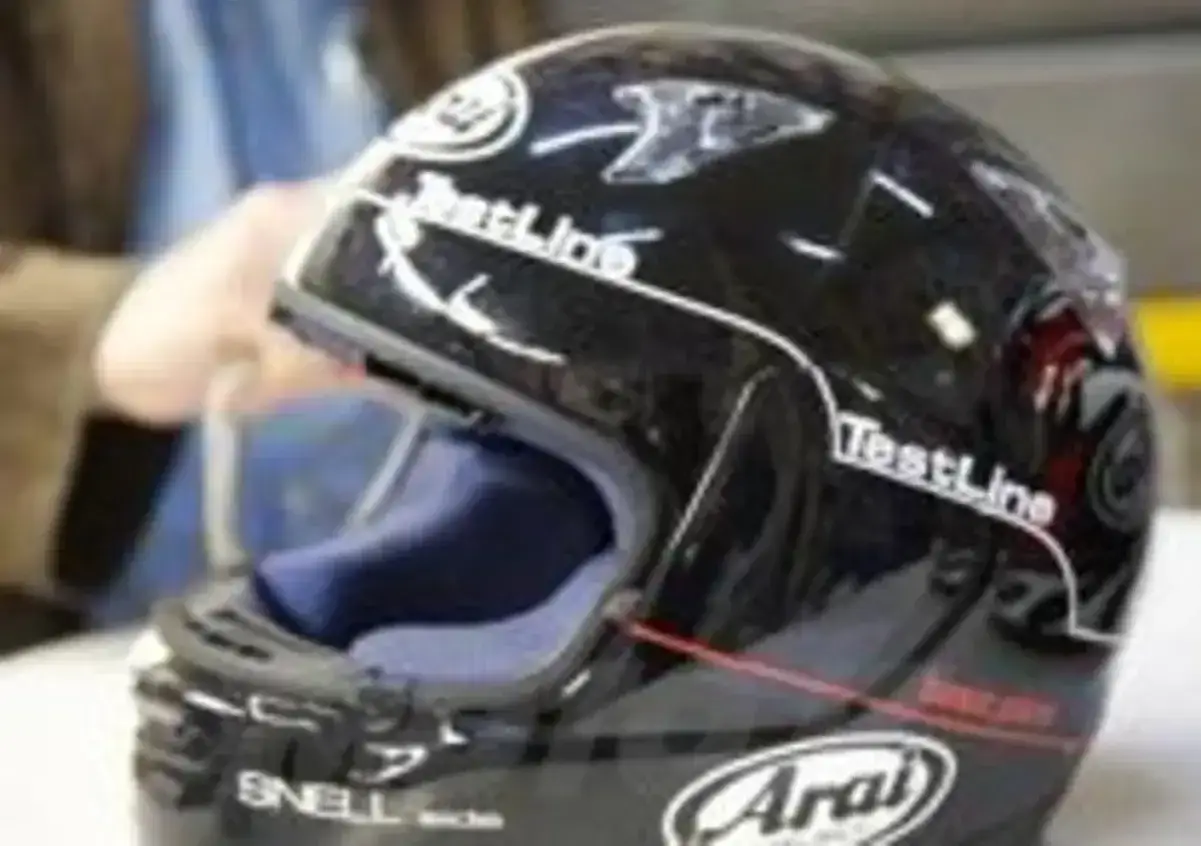Casco nero lucido con grafica TestLine e certificazione Snell E1.