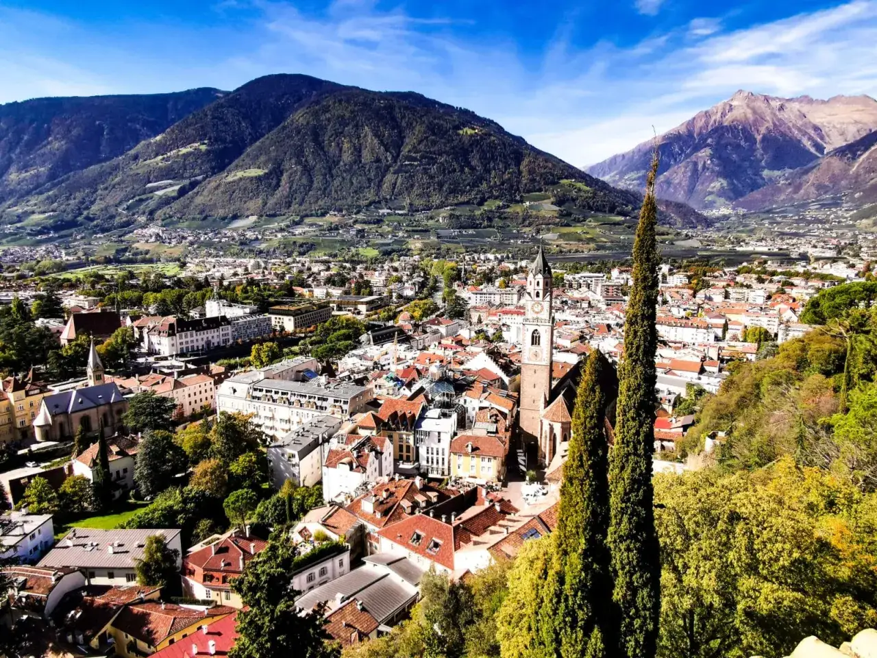 Merano: vista panoramica del centro storico con il Duomo e le montagne sullo sfondo. Un luogo incantevole da scoprire.