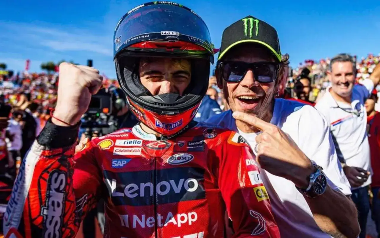 Francesco Bagnaia festeggia con Valentino Rossi, due leggendari motociclisti italiani.