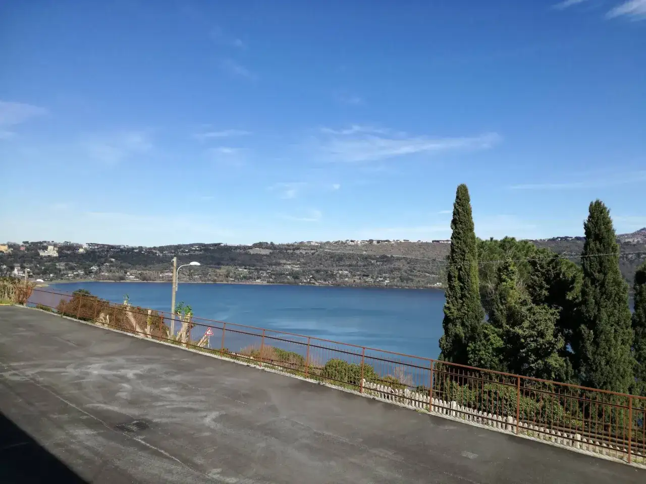 Vista panoramica del lago, perfetta per un giro in moto nei Castelli Romani.