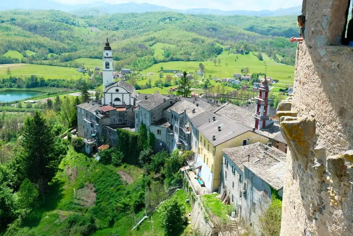 Borghi e paesaggi verdi dell'Appennino Romagnolo: cosa vedere da questa prospettiva mozzafiato.