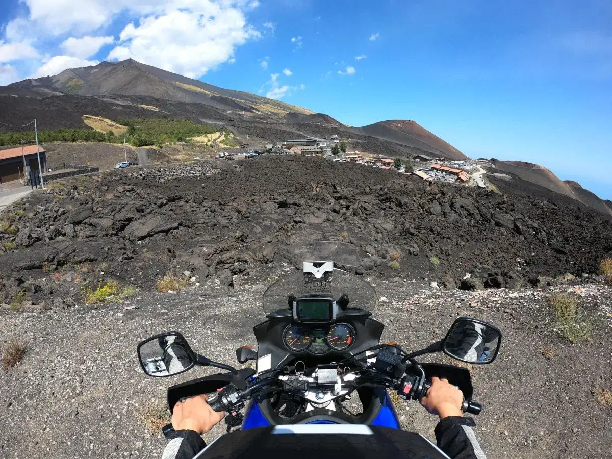 In sella alla moto, esplorando i paesaggi lunari dell'Etna, un'avventura tra Cefal&ugrave; e Taormina.