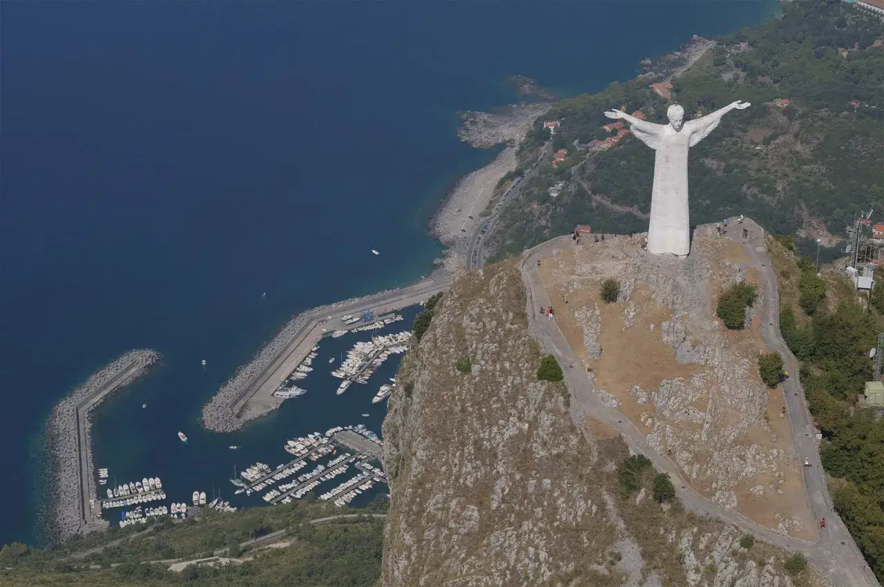 Statua del Cristo Redentore a Maratea, dove si trova, domina il golfo con il suo porto turistico.