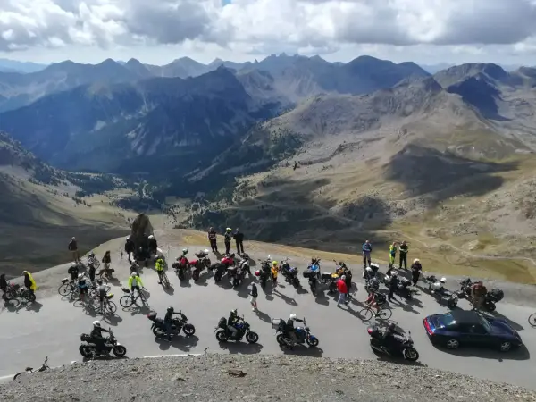 Un gruppo di motociclisti si gode un panorama mozzafiato sulle montagne del Piemonte.